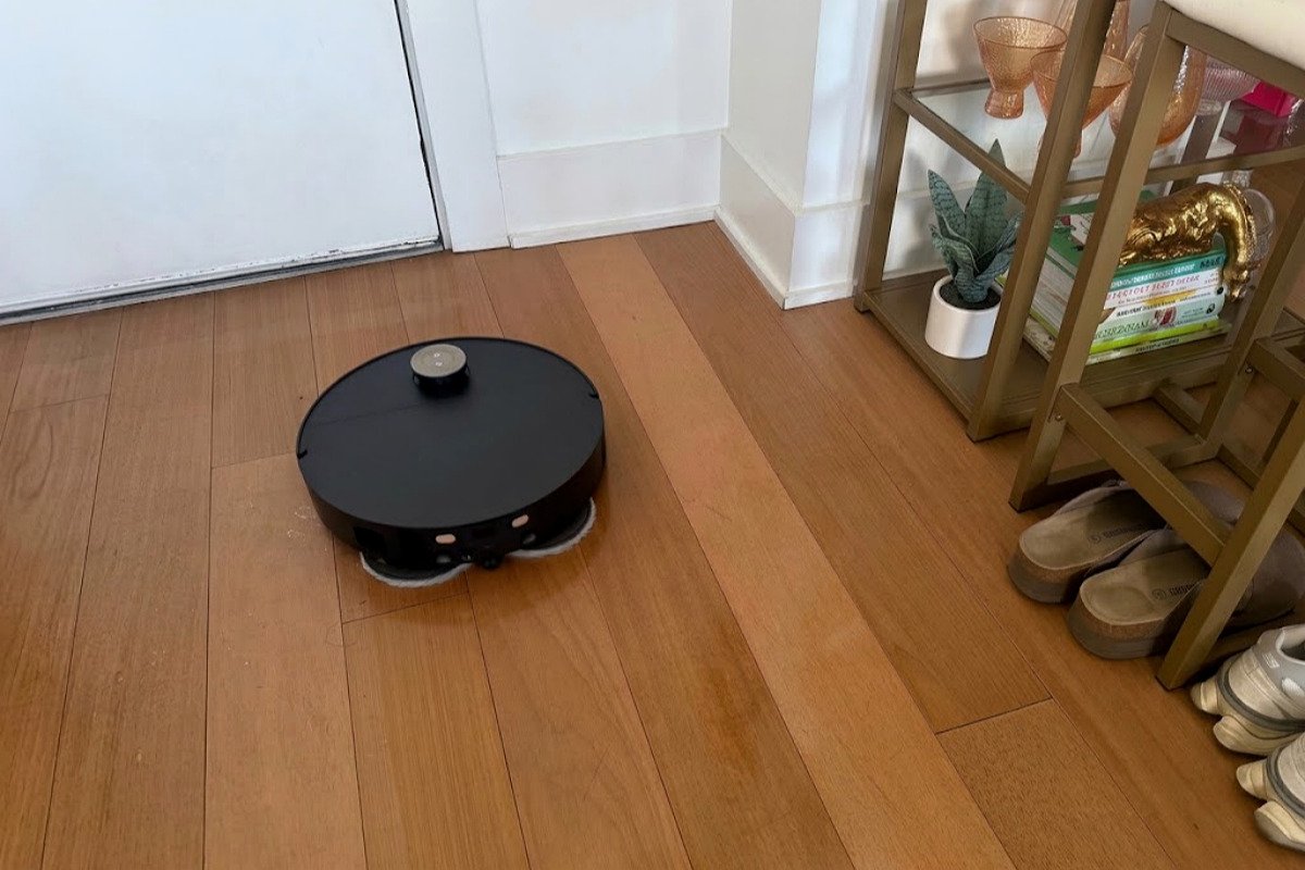 robot vacuum mopping hardwood